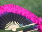 1 paar Chinesischer kurzer flatterfächer aus seide schwarz-rosa, 10cm seide.